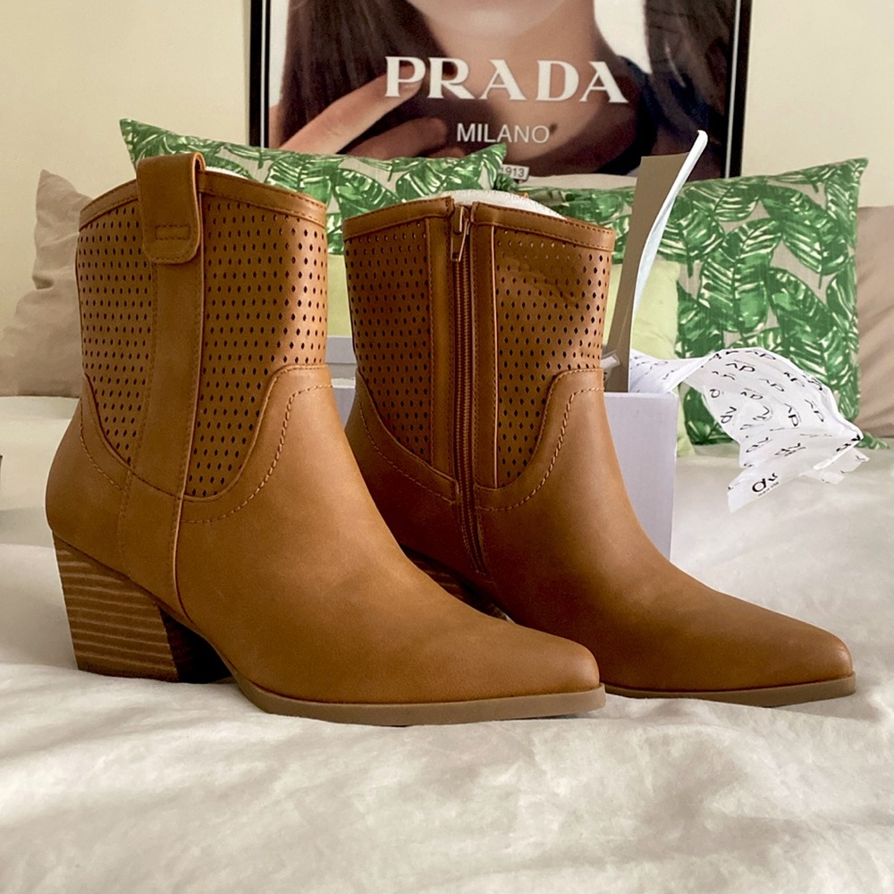 DV by Dolce Vita Kirby Bootie Tan NWT SIZE 8